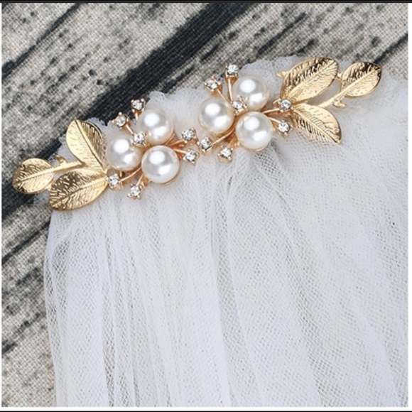 Accessories - Wedding veil with gold floral comb